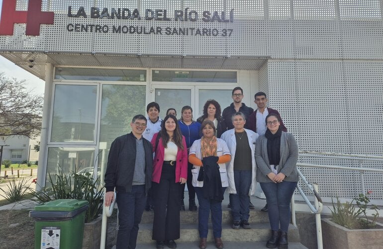 Equipos de los ministerios de salud de Tucumán y de Nación y de la OPS parados al frente del ingreso al Centro modula sanitario 37 La Banda del Río Salí