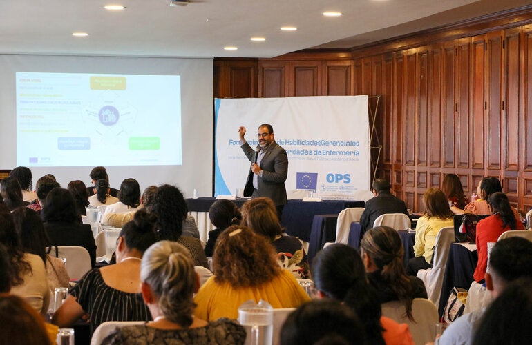 El gerente del proyecto APS y Nutrición, Dr. Alexandre Florencio explica la Estrategia de Salud Familiar y Comunitaria en Guatemala.