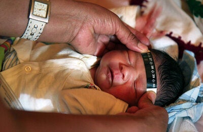 Midiendo la circunferencia de cabeza de un recién nacido