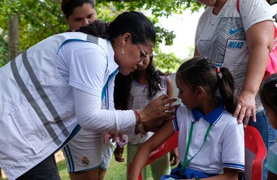 Enfermera Vacunando a Niña