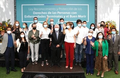 El Ministro de Salud, Dr. Enrique Paris encabezó la ceremonia de Reconocimiento y Protección de los Derechos de las Personas con Enfermedades Terminales y el Buen Morir, Ley 21.375, que fue promulgada por el Presidente de la República de Chile, Sebastián Piñera.