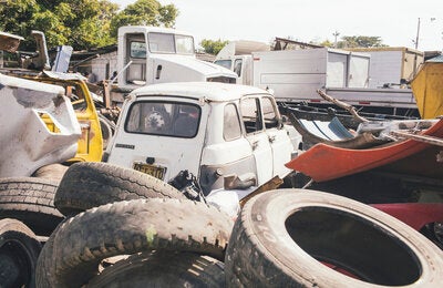 Water accumulation in car tires: The unused tires found in this auto bodyshop are a source of mosquito breeding sites. When rainwater is stored, the female Aedes aegypti lay its eggs within it, thus multiplying the vector. It is therefore very important not to keep unused tires outdoors.