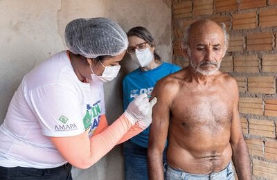 © OPS/OMS Brasil, Estado de Amapá | 2021. Campaña de vacunación de vigilancia para la prevención del sarampión en una población ribereña del norte de Brasil. FOTO: Karina Zambrana.