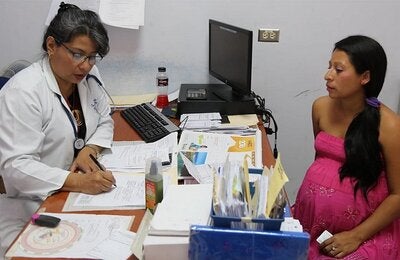 Mujer embarazada en consulta médica