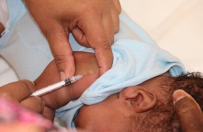 Vacunación a bebé en Cuba