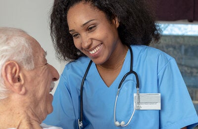 Enfermera cuidando a paciente mayor 