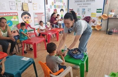 Alejandra Velásquez del proyecto CERF enseña técnica de lavado de manos a niños en Sinuapa, Ocotepeque