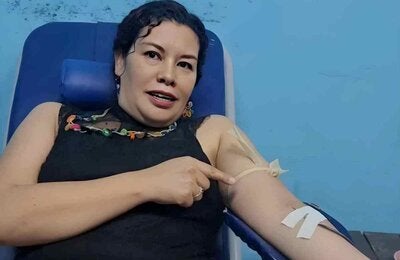 Daysi Núñez - donando sangre hnd
