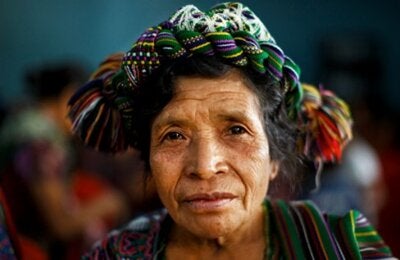 Rostro de mujer indígena