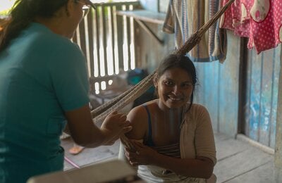 Mujer recibe vacuna de parte del personal de salud en Amazonas, Perú 