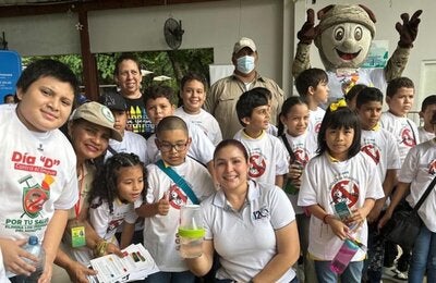 Foto grupal - La Organización Panamericana de la Salud (OPS) y el Ministerio de Salud (MINSA), conmemoraron el Día “D” contra el dengue, una jornada de movilización nacional que contó con la participación de diversas instituciones gubernamentales y sociedad civil.