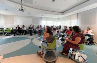 personas en el curso sobre liderazgo para la gestión educativa en salud