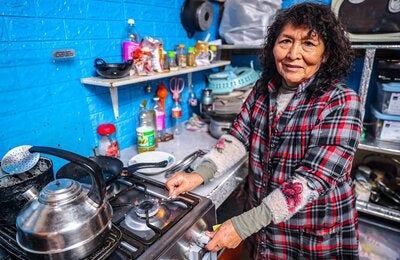 MINEM/ Mujer enciende una cocina a gas 