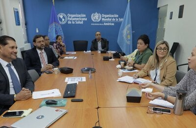 Foto de mesa de trabajo del taller de presentación de las cuentas WASH (por sus siglas en inglés), promovido por la Organización Panamericana de la Salud/Organización Mundial de la Salud (OPS/OMS) para apoyar a Panamá en el desarrollo de una herramienta fundamental para mejorar la gestión de los recursos hídricos y garantizar el acceso a servicios de Agua, Saneamiento e Higiene (ASH) de calidad.