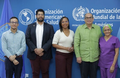 Foto grupal - La Organización Panamericana de la Salud (OPS) y el Instituto Oncológico Nacional (ION) de Panamá se reunieron para explorar nuevas oportunidades de colaboración en la adquisición de medicamentos esenciales para el tratamiento del cáncer a través del Fondo Estratégico de la OPS.