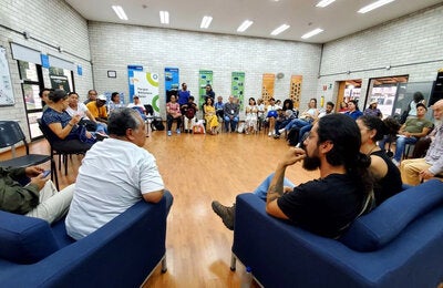 Grupo de personas debatiendo en el encuentro