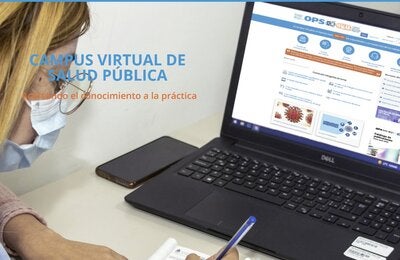 Persona revisando el campus virtual