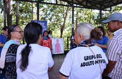 Personas adultas mayores en el evento de lanzamiento