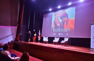 Fotografía de Dra. Zohra Abaakouk en el lanzamiento de campaña para concienciar sobre esta enfermedad y promover una sociedad más inclusiva y solidaria con las personas que la padecen, con el lema “Es hora de actuar por la demencia”.