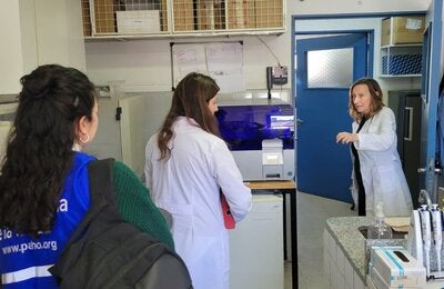 Foto de referentes de unidades centinelas y de la OPS en un laboratorio