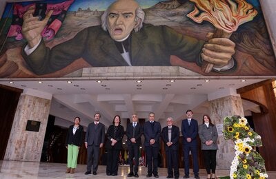 Expertos y autoridades que inauguraron el Congreso bajo el mural del auditorio del CISS que muestra al cura Hidalgo.