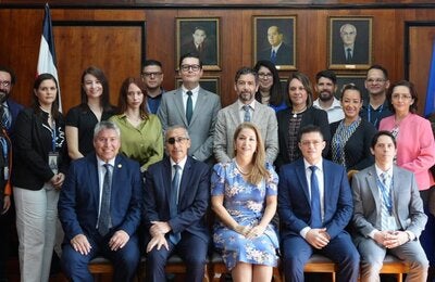 Autoridades y equipo técnico participante en la actividad posando para la fotografía