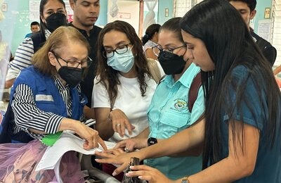 Anabelle Alfaro trabaja con equipos locales para fortalecer la atención del dengue