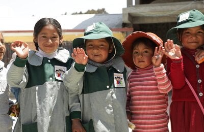 Ninos de corta edad de las Américas posan ante la cámara