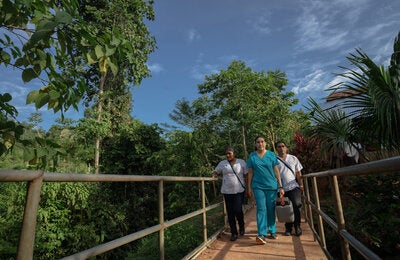 OPS / Personal de salud en comunidad amazónica de Perú