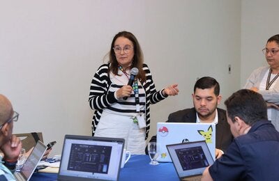 Fotografía de mesa de trabajo y desarrollo del taller para la actualización de la Norma del Sistema de vigilancia epidemiológica del síndrome gripal, influenza y bronconeumonías.