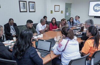 Fotografía de la mesa de trabajo donde el MINSA y CSS anunciaron significativos avances en la integración de la historia clínica del SIP Plus. 