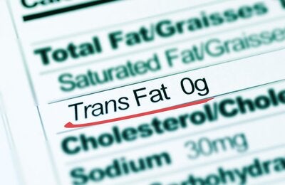 una etiqueta de información nutricional subrayando grasas trans 0 gramos