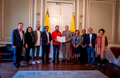 Dr. Jarbas Barbosa, con el alcalde de bogota el Dr. Galan el secretario de salud y la Dra. Gina tambini acompañados de  la comitiva para firmar el acuerdo de comunidades saludables