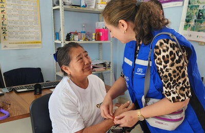 PAHO staff interacts with patient during diabetes screening