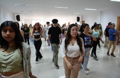 Jóvenes participan en taller “Salsa para el alma”