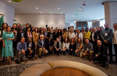 Foto grupal con todos los participantes en el hall del hotel