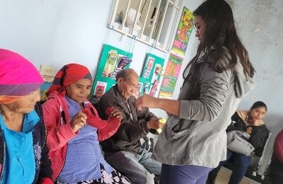 mujer adulta mayor de la etnia lenca durante el día de la diabetes en Honduras