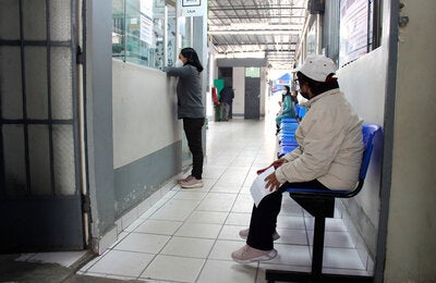 Personas esperando turno en un centro de salud