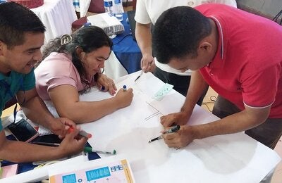 Participantes en taller Wash Press realizan ejercicio práctico