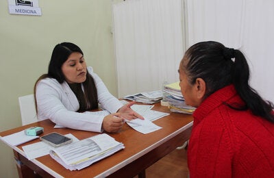 Paciente de sexo femenino y doctora durante una consulta médica