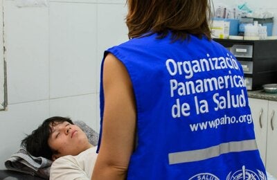 Foto de una de las visitas de especialistas de OPS a hospitales y centros de salud con personas internadas a causa de dengue