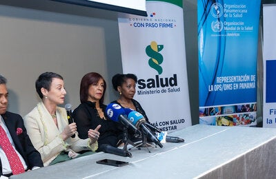 Fotografía de la mesa principal del taller de sensibilización sobre el dengue a periodistas de radio, televisión, prensa escrita y medios digitales.