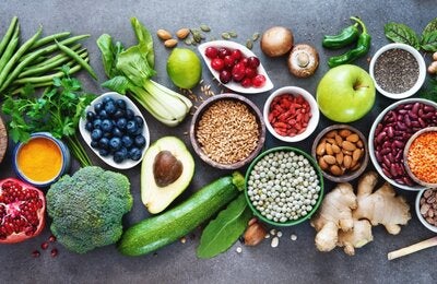 Foto que muestra una variedad de alimentos naturales.