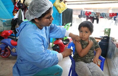 Personal de salud aplica  vacuna a niño