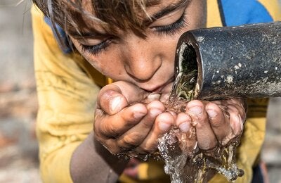 niño tomando agua