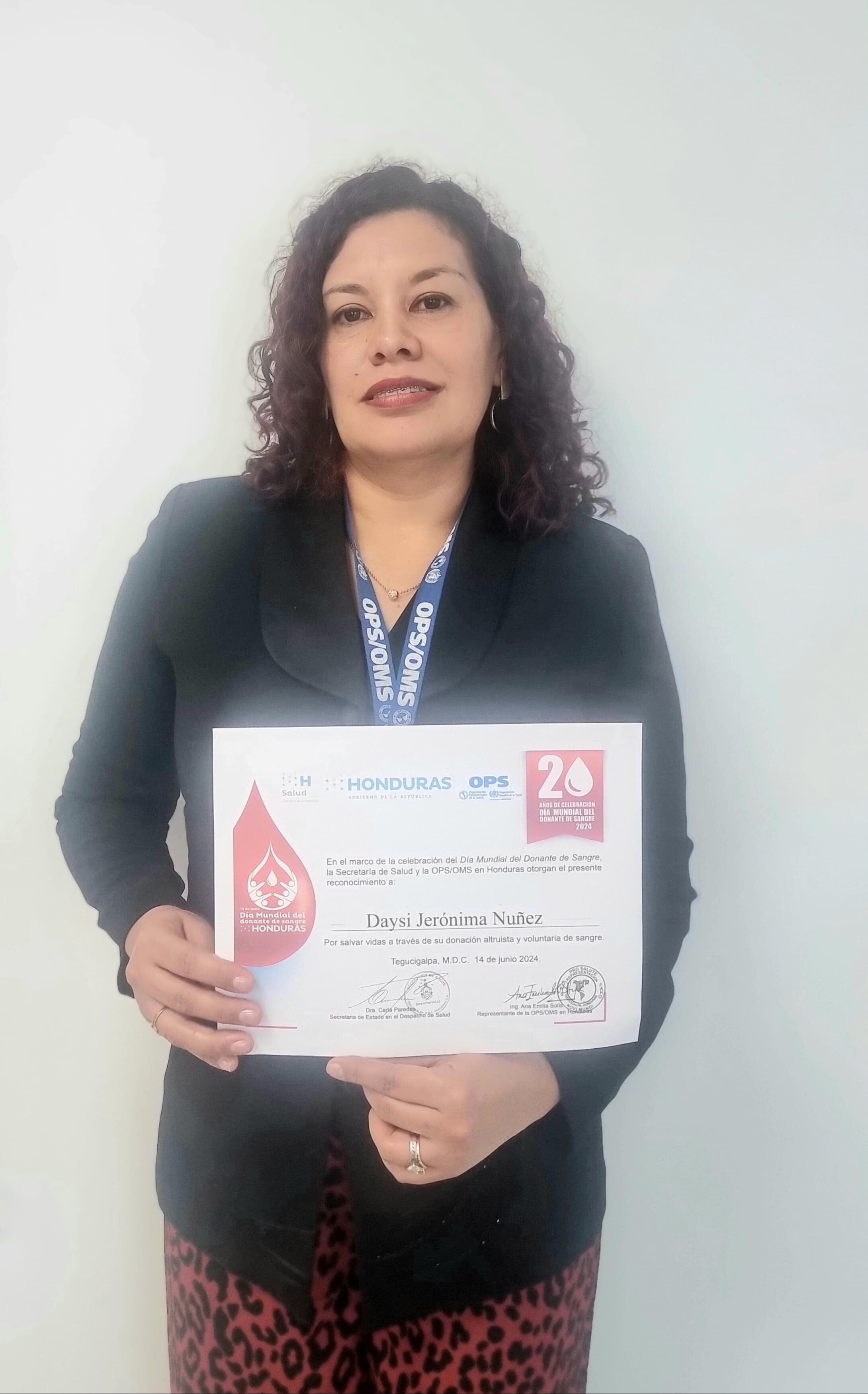 Daysi Nuñez receives recognition for her altruistic work.