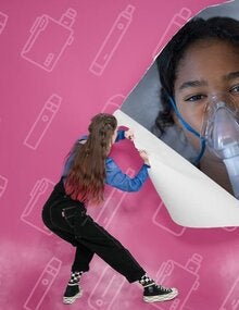 Uma rapariga a rasgar uma parede de papel cor-de-rosa, atrás da qual se encontra uma menina hospitalizada com uma máscara de oxigénio na cara.