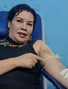 Daysi Núñez - donando sangre hnd