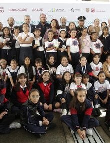 Foto de grupo: autoridades y estudiantes de la primaria Benito Juárez; lugar de lanzamiento de la campaña