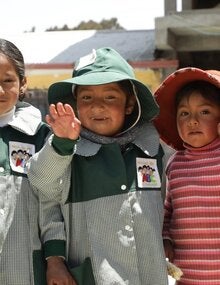 Ninos de corta edad de las Américas posan ante la cámara